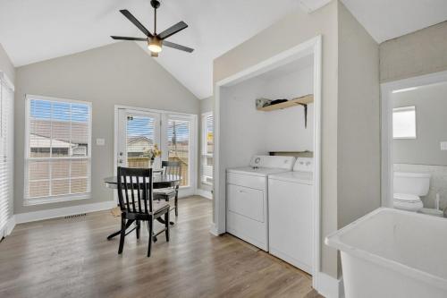 Il comprend une cuisine et une salle à manger avec une table et un ventilateur de plafond. dans l'établissement Lenoir City Cottage - Remodeled - Close to Lake, à Lenoir City