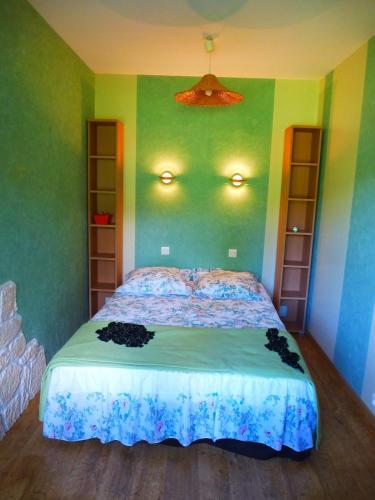 une chambre avec un grand lit aux murs verts dans l'établissement D1 Very nice studio of 1 à 4 pers 3 stars WiFi, à Le Tholy
