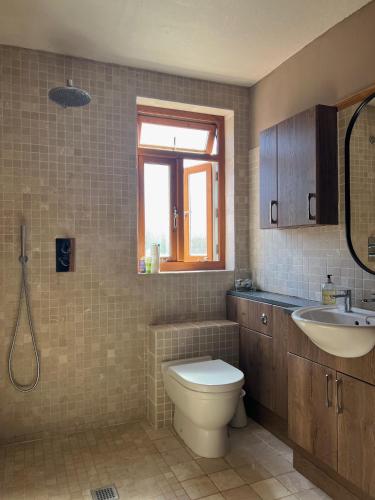 a bathroom with a toilet and a sink at Quadrantopia in London
