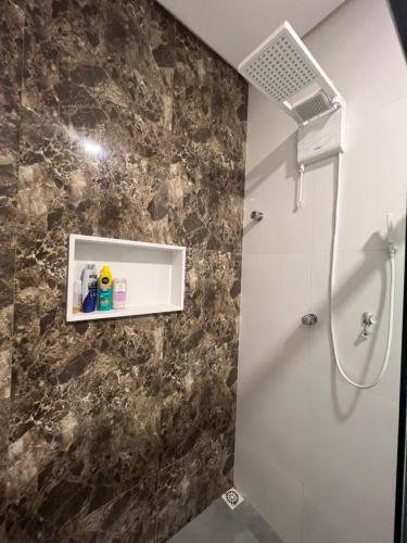 un bagno con doccia e lavandino di Caueira Casa Beach - Gomes & Lima a Itaporanga dʼAjuda