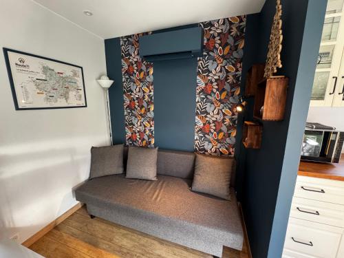 - un petit lit pour chien dans un coin de chambre dans l'établissement Trois Six Vendée B, à Toulon-sur-Arroux