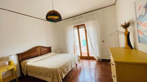 Un dormitorio con una cama y una mesa y una ventana. en Tra mare e cultura, en Tarquinia