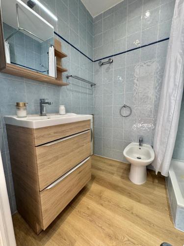 une salle de bain avec un lavabo et des toilettes dans l'établissement L'Orient Palace Apartments, à Menton