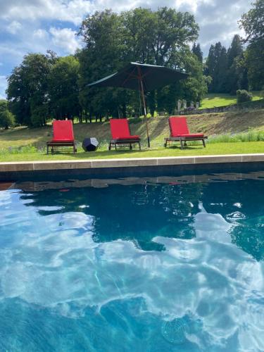 Domaine de Montmery sa piscine son jardin ses espaces