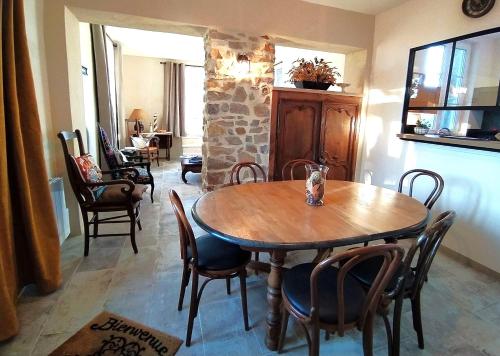 une salle à manger avec une table et des chaises en bois dans l'établissement VILLA la Vigie Location de vacances bord de mer plage Utah Beach Normandie, à Quinéville