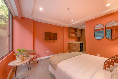 Ένα ή περισσότερα κρεβάτια σε δωμάτιο στο Elegant Stay Steps from El Tesoro Mall 304