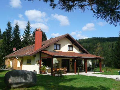 une maison avec une cheminée rouge en haut dans l'établissement D2 Beautiful studio of 1 à 4 pers face valley 3 stars WiFi, à Le Tholy