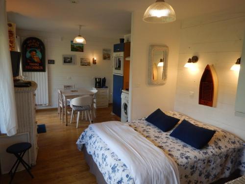 une chambre avec un lit et une cuisine avec une table dans l'établissement D2 Beautiful studio of 1 à 4 pers face valley 3 stars WiFi, à Le Tholy