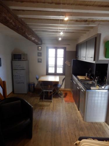 Cette chambre comprend une cuisine avec une table et une fenêtre. dans l'établissement Maison à Argeles 35m², à Argelès-sur-Mer