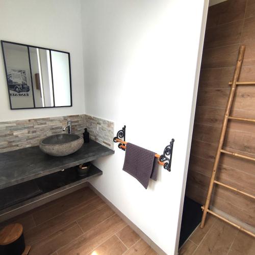 une salle de bain avec un lavabo et un miroir dans l'établissement VILLA la Vigie Location de vacances bord de mer plage Utah Beach Normandie, à Quinéville