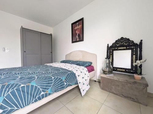 une chambre avec un lit et un miroir dans l'établissement Appartement la Belle vue - Double parking privé, à Fréjus