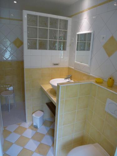 une salle de bain avec un lavabo, une baignoire et des toilettes dans l'établissement G1 Nice fully equipped studio 1à 2 pers 3 stars WiFi, à Le Tholy
