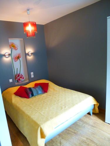 une chambre avec un lit avec un tableau sur le mur dans l'établissement G1 Nice fully equipped studio 1à 2 pers 3 stars WiFi, à Le Tholy