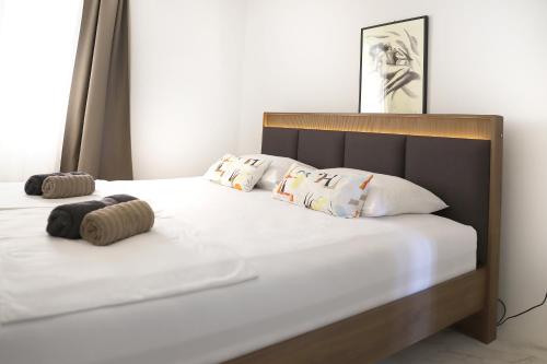 マリンスカにあるApartments Skandi1の白いシーツと枕が備わったベッドのある寝室