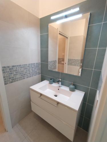 a bathroom with a sink and a mirror at Appartamento ROVERE in Torri di Quartesolo