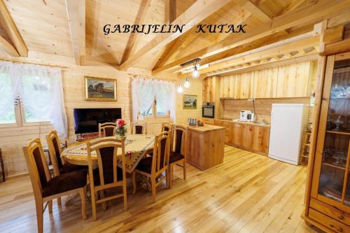 Kuchyň nebo kuchyňský kout v ubytování Gabrielin kutak
