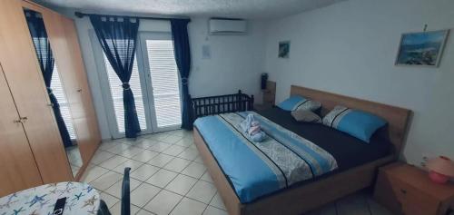 Postel nebo postele na pokoji v ubytování Modern apartment with sea view in Pag, 40 sqm
