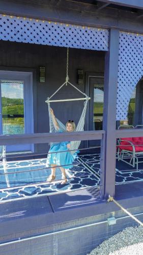 Tetamu yang menginap di Nature Mystique Retreat 3 Bedroom Moroccan Cabin