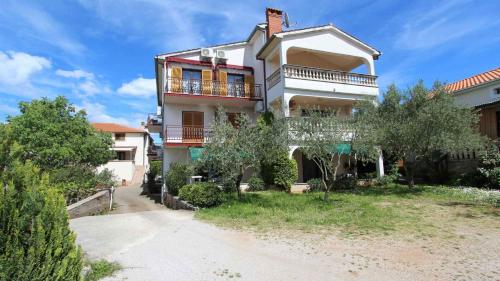 Two-Bedroom Apartment Malinska near Sea