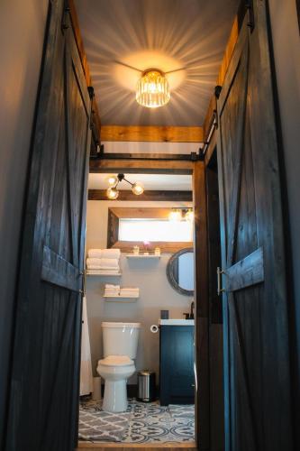 Bilik mandi di Nature Mystique Retreat 3 Bedroom Moroccan Cabin
