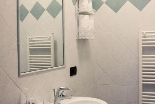 a bathroom with a sink and a mirror at Cà del Crutin in Monteu Roero