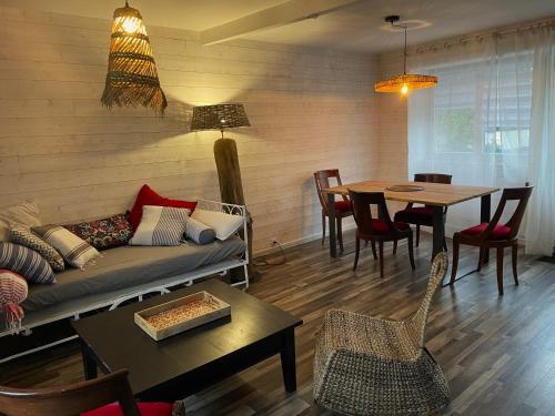 un salon avec un canapé et une table dans l'établissement 2 à 4 personnes proche La Roche Bernard, à Férel