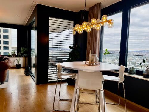 Posezení v ubytování Elegant Sky Apartment with SPA
