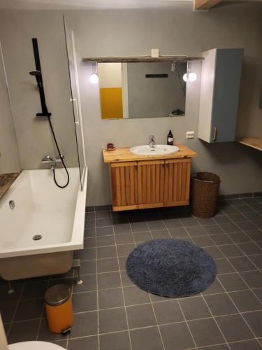 Bilik mandi di Private Apartment By The Sea
