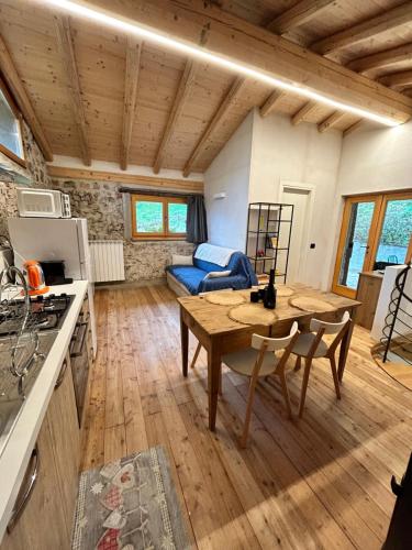 a kitchen and living room with a table and a couch at Chalet il Nocciolo in Avenone