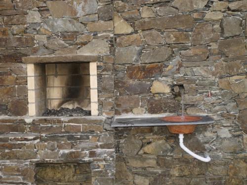 a stone wall with a brick oven with a stone wall at Casa Princesa Peralta in Lousã