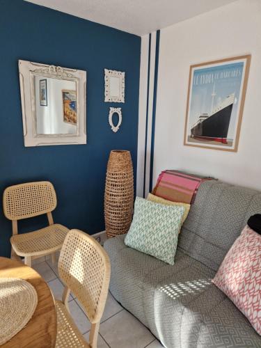 un salon avec un canapé et une table dans l'établissement T2 rez de jardin direct plage, au Barcarès