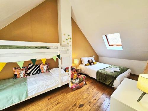 une chambre avec deux lits superposés et un bureau dans l'établissement Jungle, Maison au Coeur des remparts - L'Avenue des Voyageurs, à Boulogne-sur-Mer