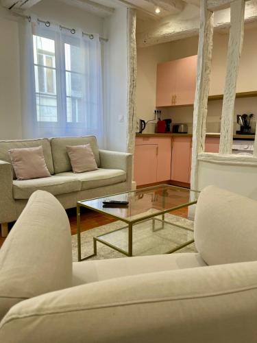 un salon avec deux canapés et une table basse dans l'établissement La Rose de Vert, à Rouen