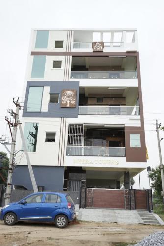 ティルパティにあるSREEPAADA HOMESTAYの建物の前に駐車された青い車