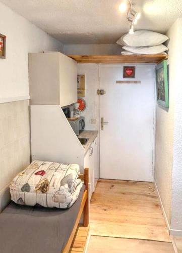 Cette petite chambre comprend un lit et une cuisine. dans l'établissement Studio cosy à Uvernet-Fours / 15 m² / Vue montagne, à Uvernet