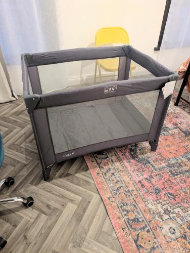 a metal cart sitting on a rug in a room at Ivy Townhouse Derry in Derry Londonderry