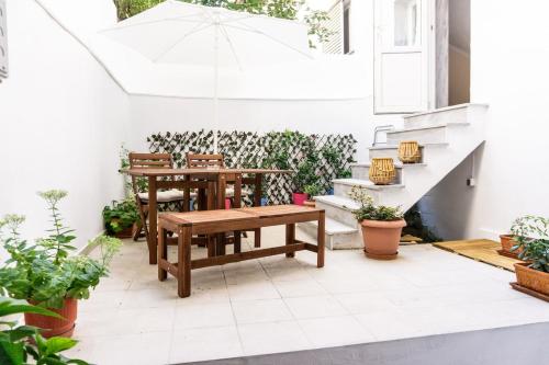 Dimitra's cosy studio in old town with backyard