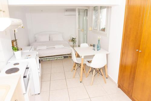 Dimitra's cosy studio in old town with backyard