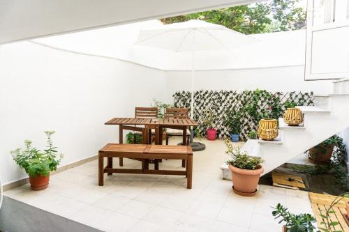Dimitra's cosy studio in old town with backyard