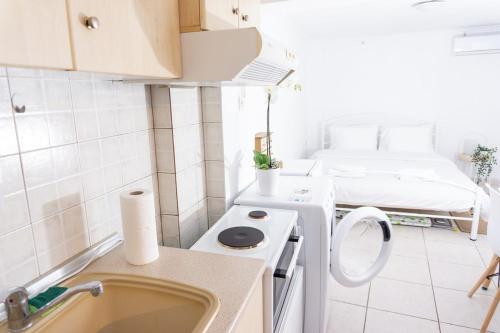 Dimitra's cosy studio in old town with backyard