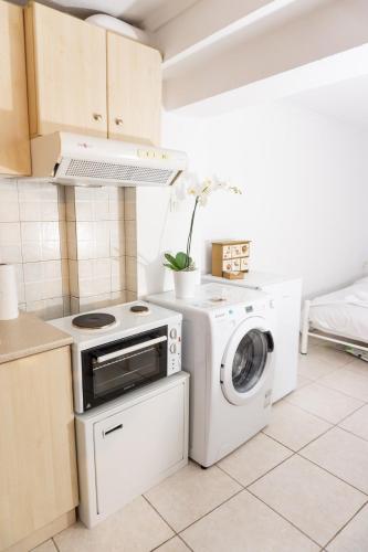 Dimitra's cosy studio in old town with backyard