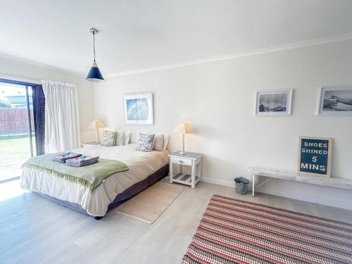 Habitación blanca con cama y alfombra en Langebaan-On-Sea, en Langebaan