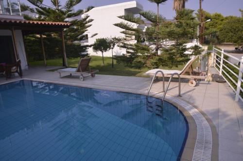 Bazén v ubytování Cozy & comfortable house by the sea nebo v jeho okolí