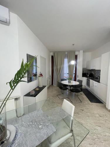Dama Maria Elena - 1 min walk to Valle Aurelia Metro
