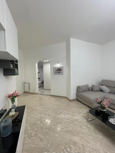 Dama Maria Elena - 1 min walk to Valle Aurelia Metro