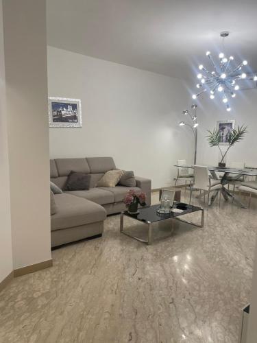 Dama Maria Elena - 1 min walk to Valle Aurelia Metro