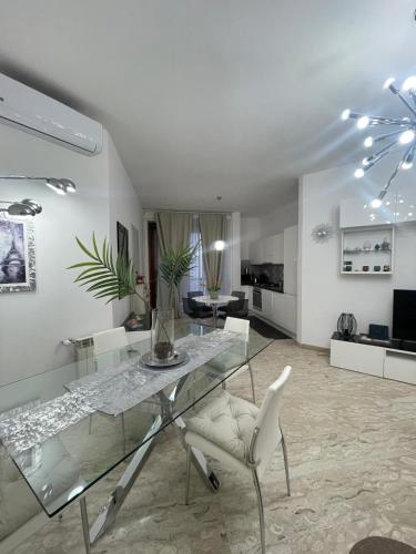 Dama Maria Elena - 1 min walk to Valle Aurelia Metro