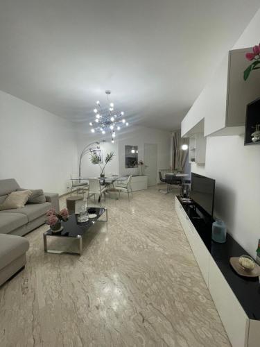 Dama Maria Elena - 1 min walk to Valle Aurelia Metro