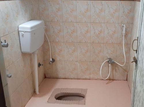 ヴィシャカパトナムにあるVizagVibesHomestayの小さなバスルーム(トイレ付)
