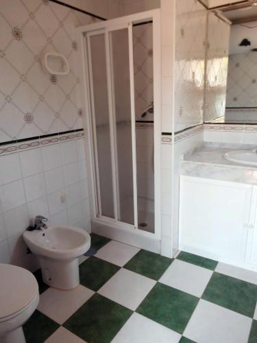 a bathroom with a toilet and a sink at Librada de las olas in Cádiz